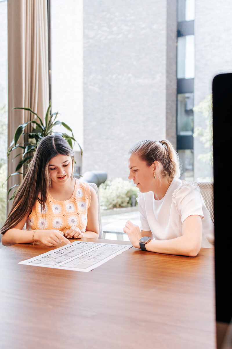 Twee medewerkster Architime zijn in overleg aan tafel